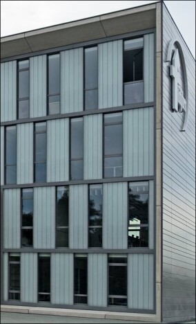 Barcode-Fassade mit transluzenter Wärmedämmung für GaLaBau- und Tiefbauunternehmen