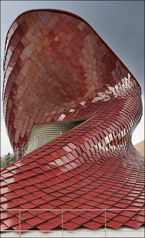 Freiform-Pavillon auf der Expo 2015 mit schillernden Feinsteinzeugplatten