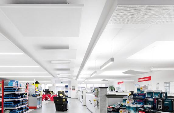 RAAB KARCHER-Verkaufsraum in Hamburg: TECHZONE System in Verbindung mit der Mineralplatte SIERRA OP SL2, die Deckensegel OPTIMA CURVED CANOPY, AXIOM C Canopy und EASY Canopy.