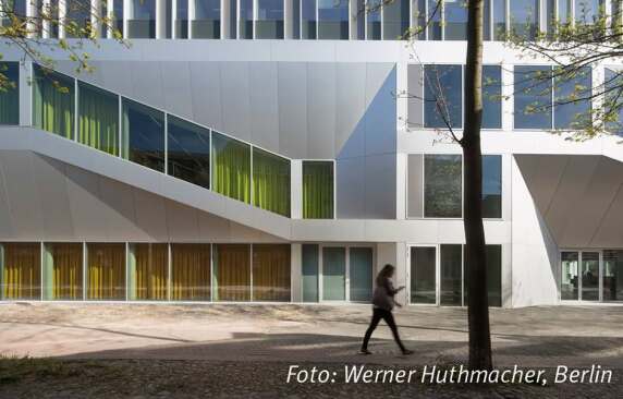 Hörsaal Campus Center Universität Kassel von raumzeit Gesellschaft von Architekten mbH BDA <br/>Foto: Werner Huthmacher