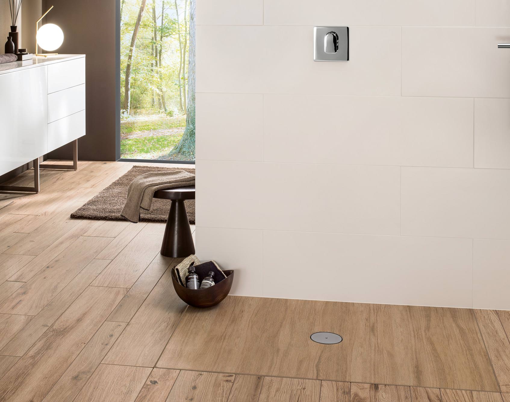 Keramische Duschwannen mit aktuellen Fliesen- und Holzbodendesigns