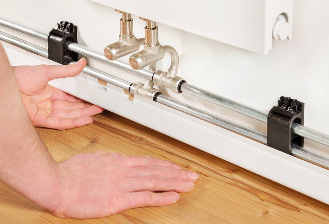 Neue Simplex Befestigungsschelle erleichtert Sockelleisten-Installationen | „Komfort Plus“