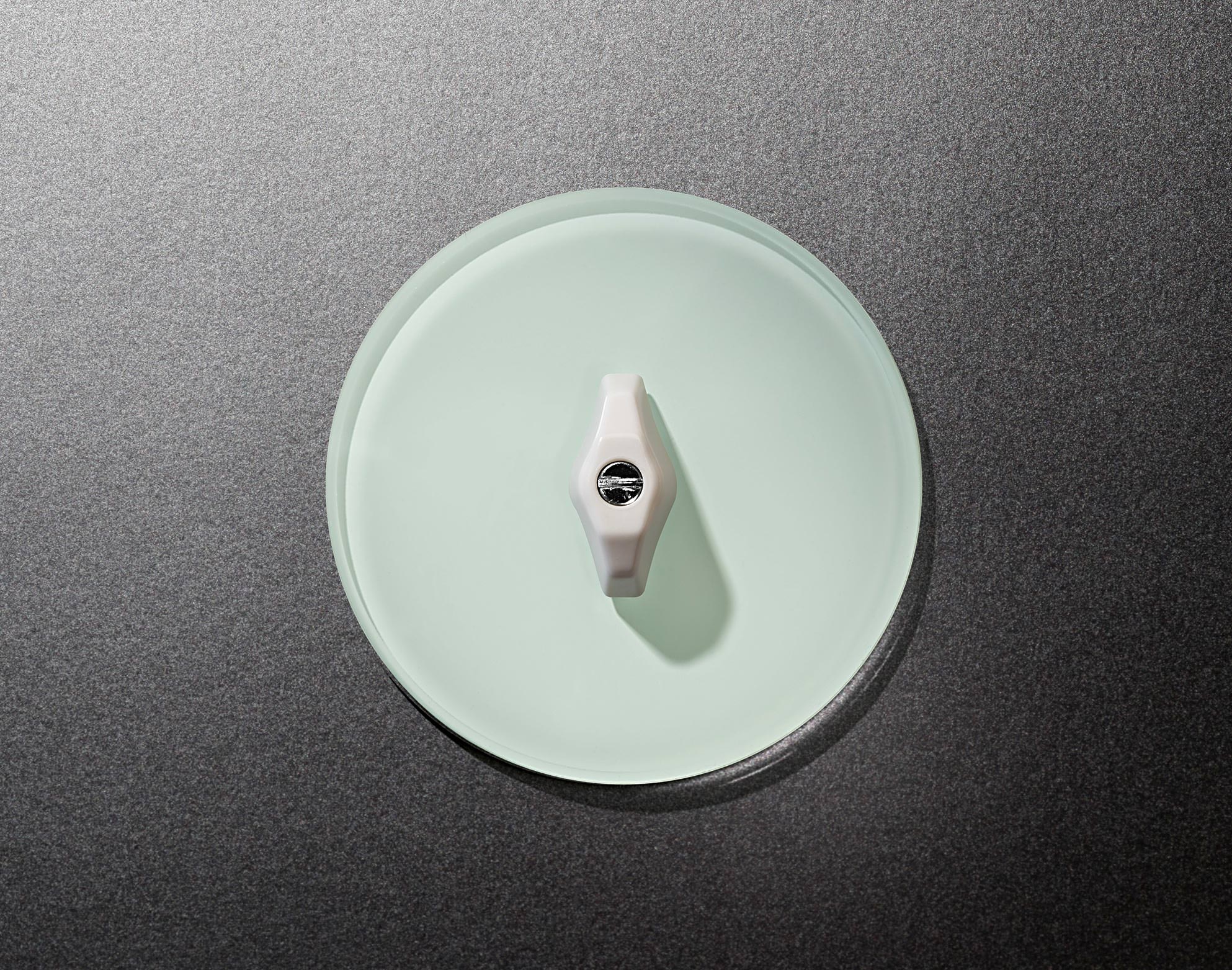 Berker lanciert neue Bauhaus-inspirierte Serie „Glas Polarweiß“