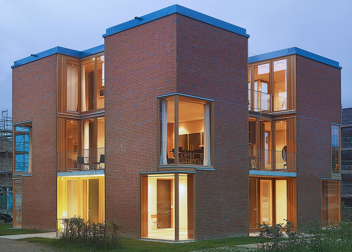 Perforierte Ziegel Fassade Mit Lichteffekten Zwischen Kleiner