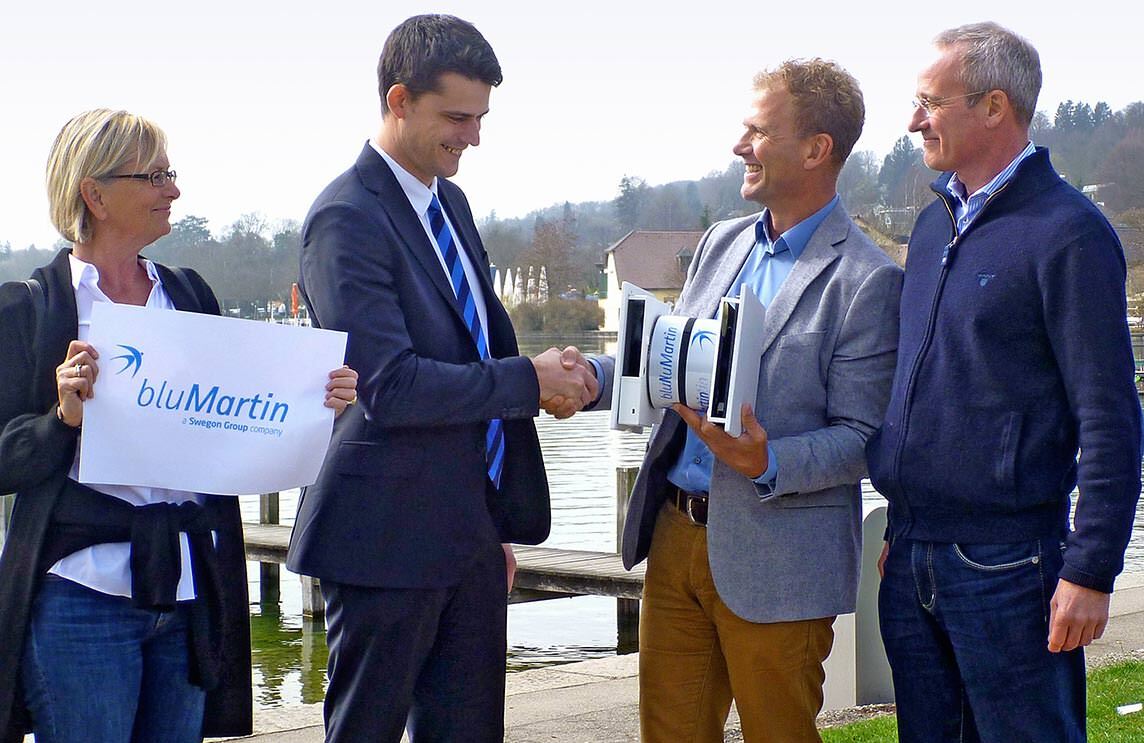 Die Gesellschafter der bluMartin GmbH Elke Martin, Thomas Schally und Bernhard Martin sowie Gustaf Ahlenius, Leiter der Unternehmensentwicklung bei Swegon