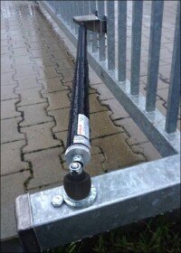 Öldämpfer für Drehtore in Hanglagen mit steigenden Bändern