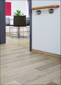 Von 4 auf 17 dB: Purline Bioboden Rollenware mit integrierter Trittschall-Dämmmatte