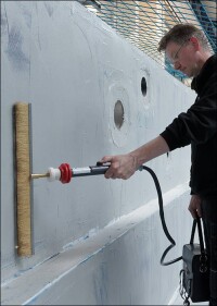 Schwimmbeckensanierung wortwörtlich „unter Hochspannung“