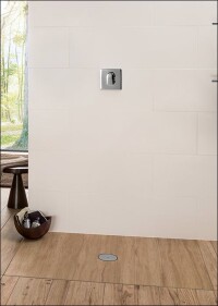 Keramische Duschwannen mit aktuellen Fliesen- und Holzbodendesigns