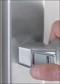 Türgriffe mit integriertem Fingerscanner von Hoppe und FSB