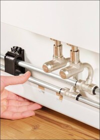 Neue Simplex Befestigungsschelle erleichtert Sockelleisten-Installationen