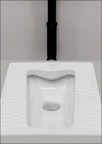 Hautkontaktfreies Hock-WC aus Keramik (nicht nur) für Flüchtlingsheime