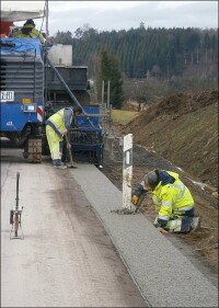 Betonbankett und Bordrinnen für schmale Straßen