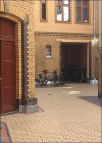 Innenhof-Aufwertung per Flüssigkunststoff, gestaltet im Stil angrenzender Klinker-Fassaden