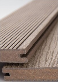 Terrassen-Dielen in Holzoptik aus Upcycling-Material