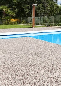 Drainfloor: Natursteinteppich mit eingebauter Entwässerung aus Fertigelementen