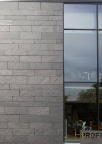 Corporate Architecture mit hinterschnittenem Schiefer