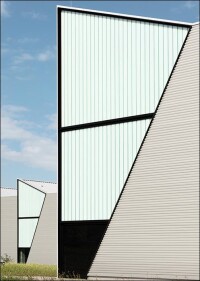 Tausende Quadratmeter Glasgespinst als Dämmung und Sonnenschutz im Industriebau