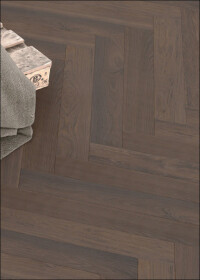 Zeitgemäß: Pflegeleichtes Fischgrät-Parkett in Rohoptik und im XL-Format