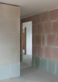 Gut begründet: Innenausbau in neuer Flüchtlingsunterkunft mit massiven Gips-Trennwänden