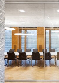 Nurglas-Systemtrennwände von Feco treffen auf Sichtbetonarchitektur eines Bauunternehmers