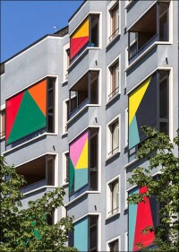 Kunst am (grauen) Bau mit Fixscreen Senkrechtmarkisen