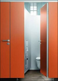 Neue „SystemApps“ für die saniQub-Sanitärtrennwand für mehr Ordnung in WC-Kabinen