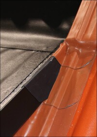 Steil gedeckt und flach abgedichtet: Braas trifft auf Wolfin