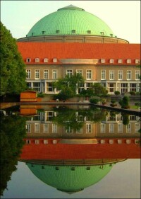 1.340 m² in drei Monaten und neue alte Details: Das HCC in Hannover hat ein neues Ziegeldach