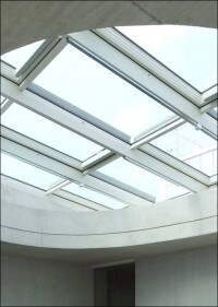 Durchgehend verglaste Dachfensterflügel groß wie Garagentore