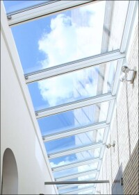Velux erweitert sein Modulares Oberlicht-System um die Möglichkeit der Wandmontage