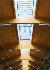 Nach Stallsanierung mehr Licht und Luft per Lichtfirstsystem für zahlreiche Pferde