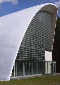 Flüssig abgedichtet: die weißen Betonkuppeln vom lothringischen Collège Robert Doisneau