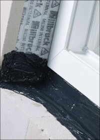 Die erste streichbare Hybrid-Fensterfolie kommt von Tremco Illbruck