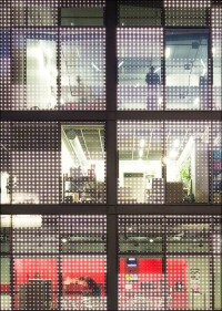 Aktives Glas mit eingebauten LEDs für leuchtende Glasfassaden