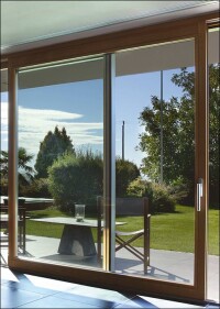 Hebe-Schiebe-Türen in Holz und Alu-Holz für einen nahtlosen Panoramablick à la Kneer
