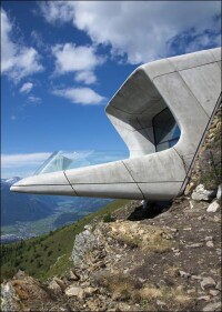 Gebogene Balkongeländer aus Glas hoch in den Bergen