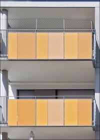 Equitone für Balkonbrüstungen mit unterschiedlichen Oberflächen innen und außen