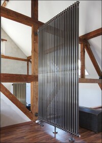 Loft-Living mit überdimensionalen Charlestons als Wärmekörper und Raumteiler