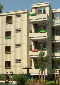 Mit Wellplatten im Stile der 1960er Jahre energetisch teilsaniertes Wohnheim