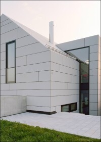 Stuttgart: Ein in Faserzement gekleidetes Wohnhaus mit zwei Gesichtern