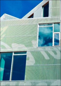 Aus Künstlerhand: Rockpanel-Fassade mit vorgestellten Alu-Lamellen für vorbildliche Schule