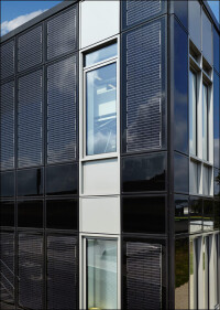BIPV-Fassade von Schüco für ein neues Laborgebäude der Otto Fuchs-Gruppe