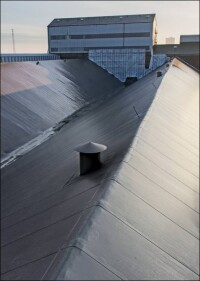 Salzbeständige Steildachdeckung per Wolfin-Flachdachbahn