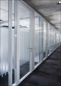 Doppelverglastes Alu-Rohrrahmen-Türblatt à la Feco: hoch schalldämmend und flächenbündig