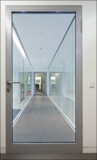 Spiegellose Aluminium-Zarge von Hörmann für größtmögliche Transparenz im Brandschutz