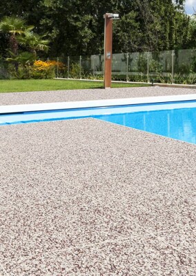 Drainfloor: Natursteinteppich mit eingebauter Entwässerung aus Fertigelementen