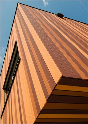 Jugendhaus mit dreifarbiger Holzfassade in Stuttgart ... und 20 Jahre ohne Nachstrich?