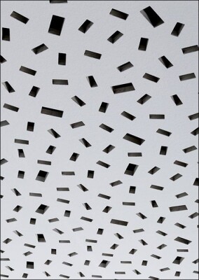 Akustikdecken mit nicht linear angeordneter orthogonaler Streulochung