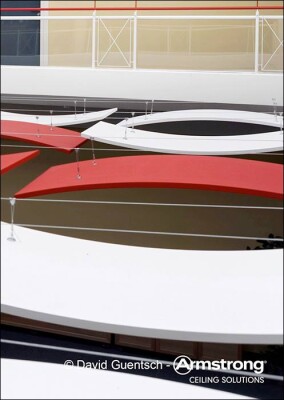 Geschwungene Deckensegel retten das Rote Kreuz raumakustisch